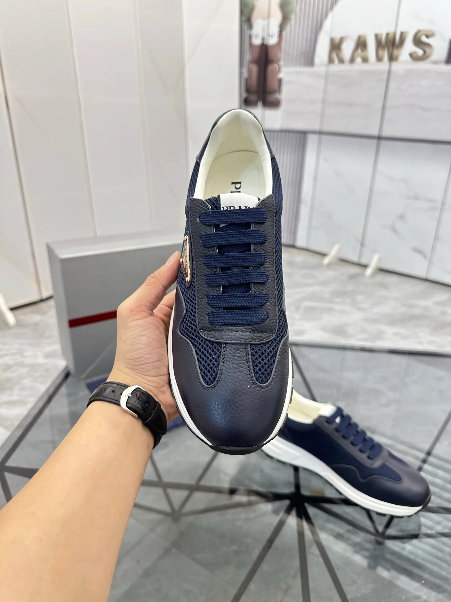 Men's shoes: 💰P600¥ High-end top quality Product trademark: Prada *"Prada*" low-top casual shoes Regular size: 38-45 (can be customized to 46) Product materials: imported first-layer cowhide stitching original material on the upper, water-dyed cowhide lining, cowhide foot pads, original outsole. No.: 001
